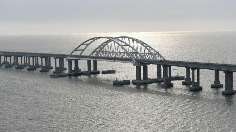 Guerre en Ukraine : le pont de Crimée à nouveau attaqué, la Russie pointe l'Ukraine, une source au sein du renseignement ukrainien aussi