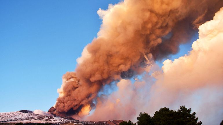 Italie : un avion anti-incendie s'écrase sur l'Etna avec deux pilotes à bord