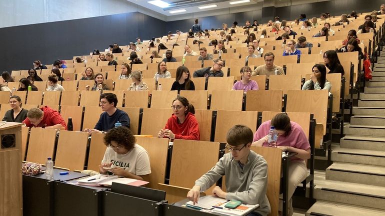 Examens dans l'enseignement supérieur et réforme du décret paysage : les étudiants toujours dans le flou