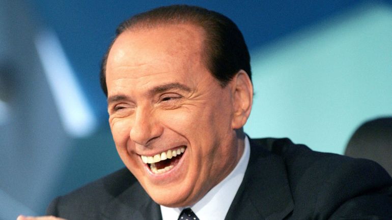 Hospitalisé, Silvio Berlusconi reste au centre de la vie politique italienne