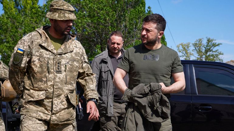 Guerre en Ukraine : Zelensky sur la ligne de front dans le Donbass en visite à ses troupes
