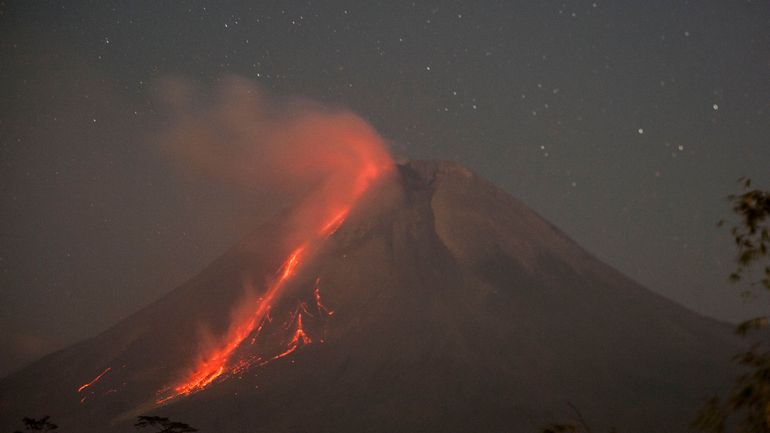 Eruption du volcan Merapi en Indonésie, des villages sont couverts de cendres