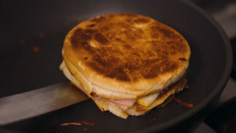 La recette de Carlo : le croque-raclette ultra-gourmand !