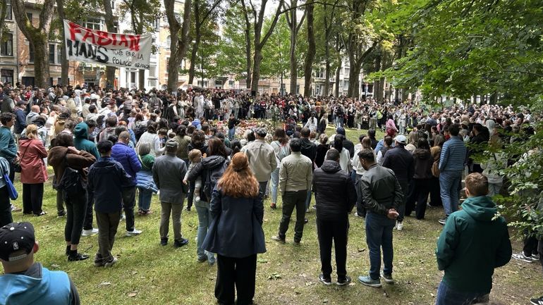 Mort de Fabian à Ganshoren : des centaines de personnes rassemblées pour lui rendre hommage, quelques incidents en fin de cortège