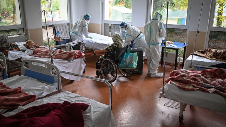 Levée des mesures, faible vaccination: en Roumanie, le système de soins assommé par la 4e vague de Covid