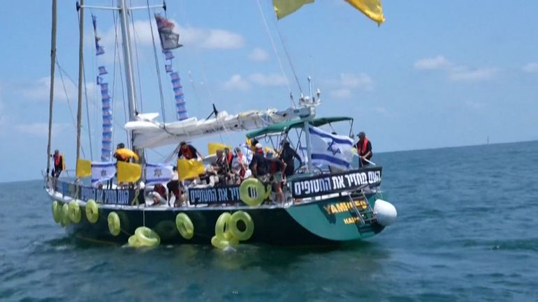 Des familles d'otages israéliens à bord de bateaux au large de Gaza pour demander la libération des otages israéliens