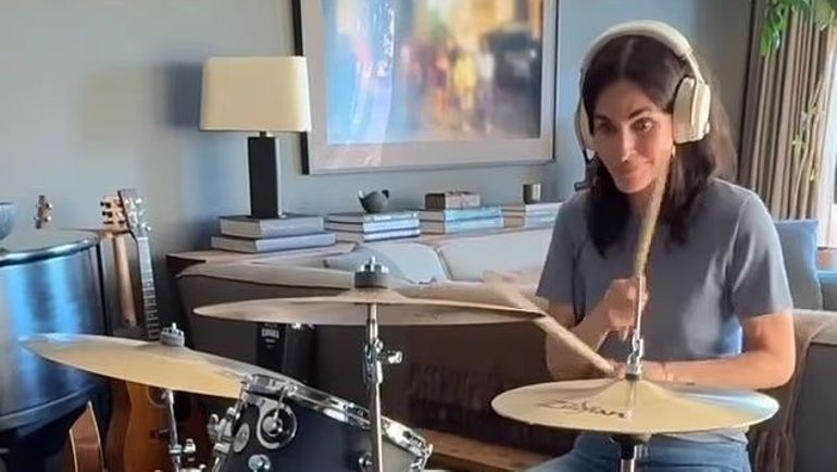 Regardez Courteney Cox de Friends reprendre Nirvana à la batterie !
