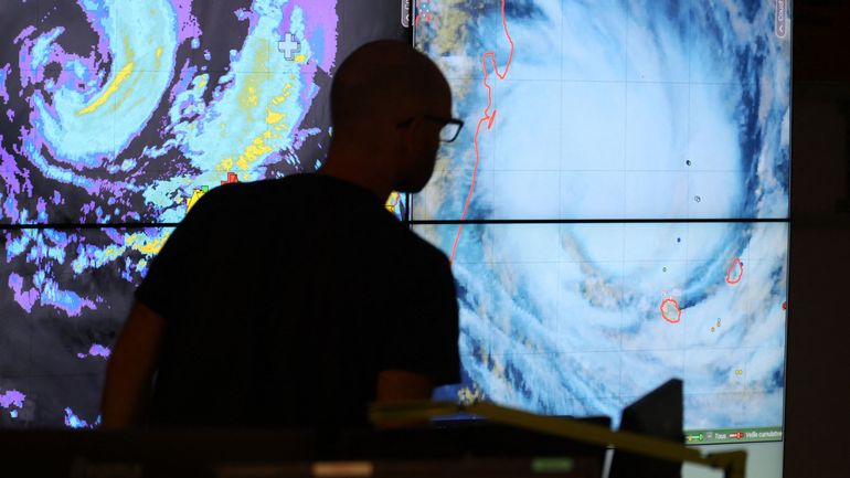 La Réunion sous la menace d'un cyclone historique, les autorités de l'île décrètent un confinement
