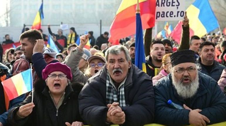 Des milliers de Roumains protestent contre l'annulation de la présidentielle