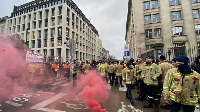 Conditions de travail, pensions : les services de secours manifestent au centre de Bruxelles