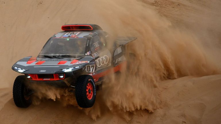 Dakar : Carlos Sainz part en tonneau et abandonne