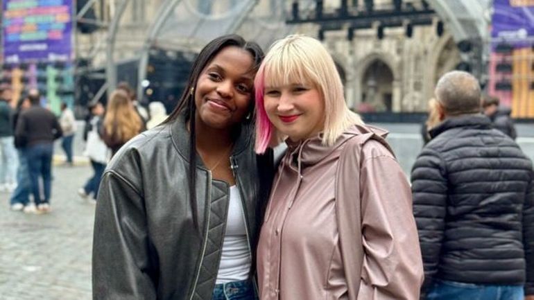 Mentissa et Alice on the Roof s’offrent une virée bruxelloise insolite avant leur concert sur la Grand-Place