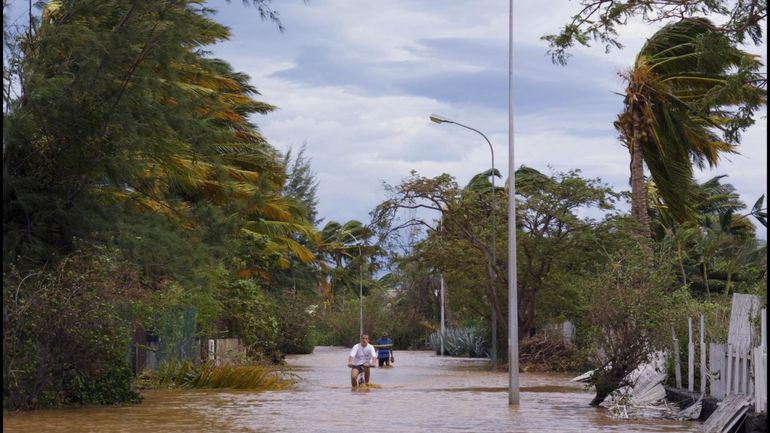 Le cyclone Belal fait un premier mort sur l'île française de La Réunion : le territoire en alerte maximal