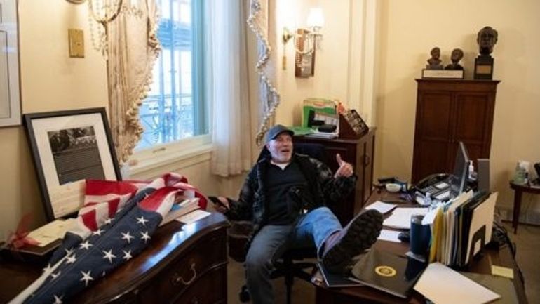 Assaut du Capitole : l'homme photographié dans le bureau de Nancy Pelosi reconnu coupable