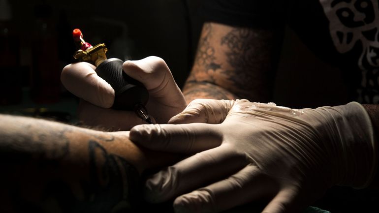 Les salons de tatouage sont-ils assez contrôlés ? 80% d'entre eux ne respecteraient pas les réglementations