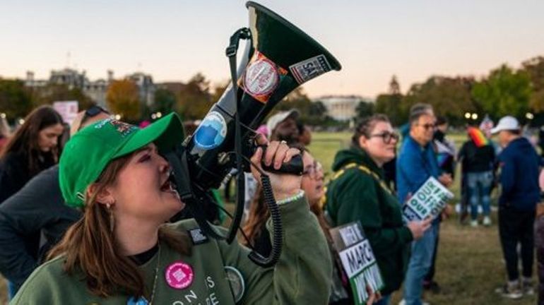 À Washington, des milliers de femmes marchent pour Kamala Harris et pour leurs droits, notamment l'avortement