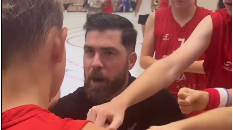 Explications claires, bienveillantes et victoire in extremis: le coaching parfait d'un entraîneur de basket