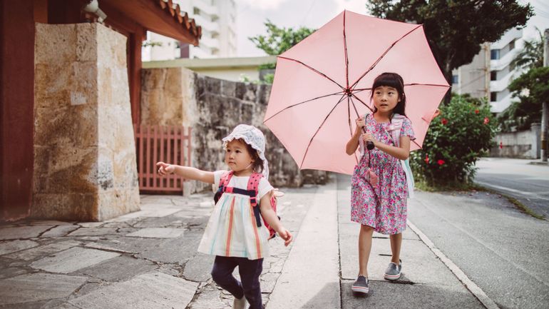Une ville japonaise va distribuer des parapluies aux enfants pour les protéger du soleil