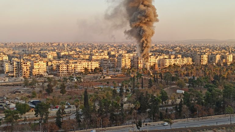 Syrie : 16 civils tués à Alep ; l'aéroport et la majeure partie de la ville désormais sous contrôle des jihadistes