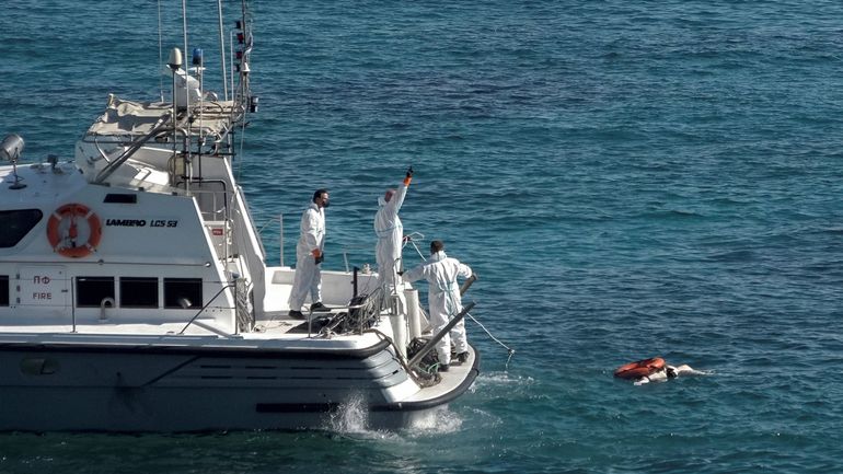 Grèce : deux opérations de sauvetage de migrants en cours dans une mer agitée