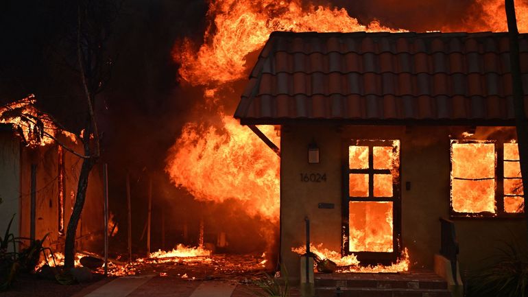 Brasiers ardents, habitants qui tentent de sauver leur maison, fumées opaques : ces photos impressionnantes des incendies de Los Angeles