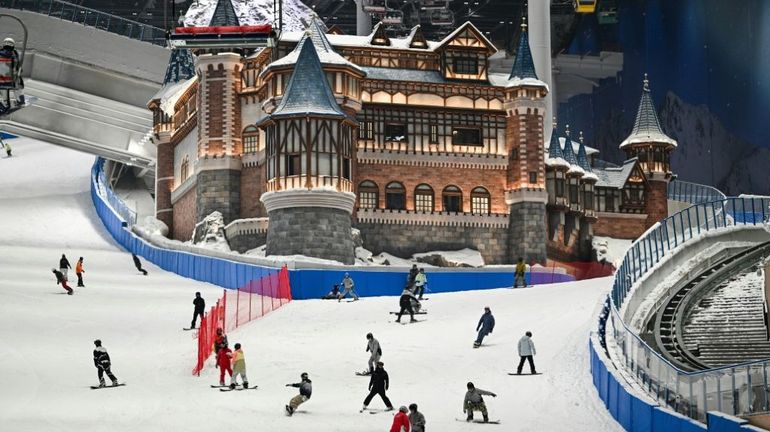 Chine : la plus grande piste de ski intérieure du monde a ouvert vendredi à Shanghai