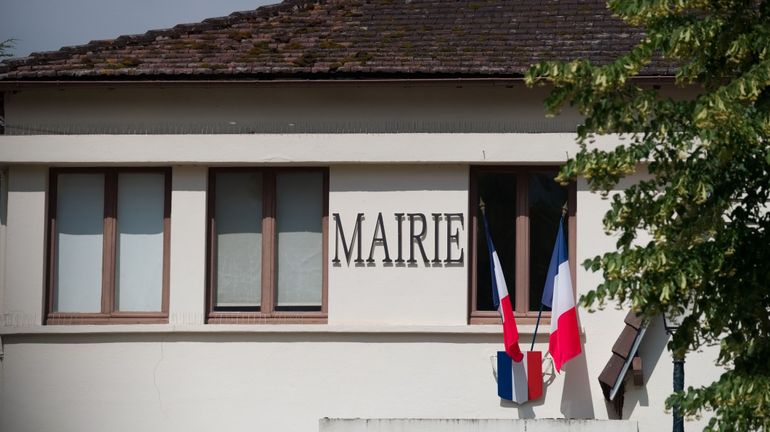 France : démission d'un maire ciblé par un incendie criminel en lien avec un centre de réfugiés