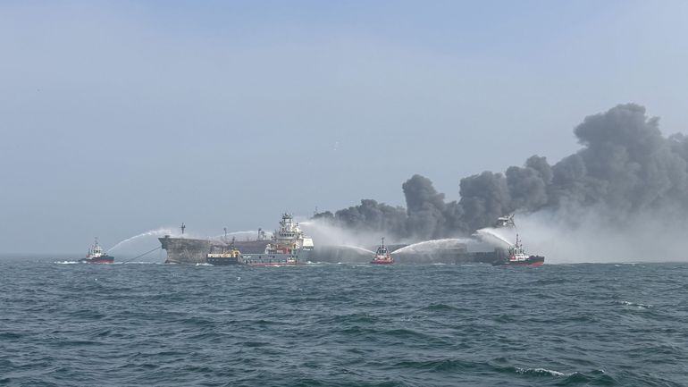 Collision en Mer du Nord : les navires toujours en feu à l'aube, une personne portée disparue