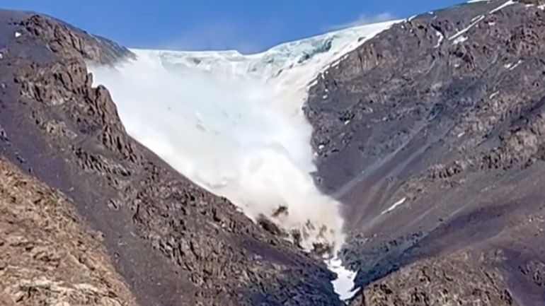 Il filme une avalanche qui fonce droit sur lui au Kirghizistan : 