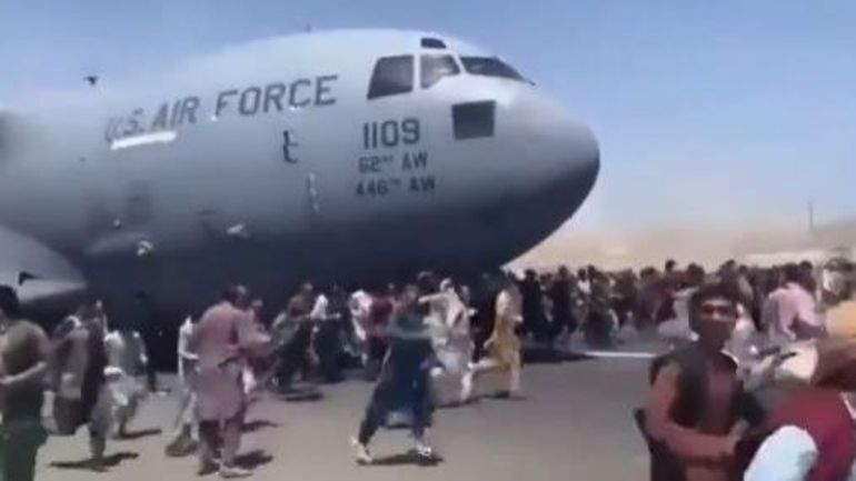 Talibans en Afghanistan: l'aéroport de Kaboul envahi par des Afghans désespérés qui tentent de s'agripper aux avions