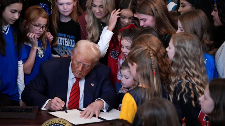 Donald Trump signe un décret pour exclure les athlètes transgenres des sports féminins