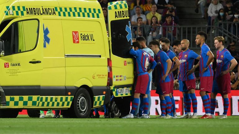 Le Barça s'impose, Araujo évacué du Camp Nou en ambulance après un choc à la tête