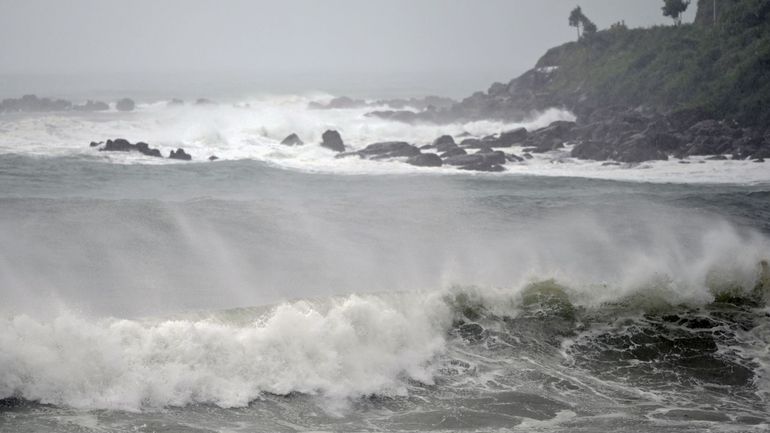 Le puissant typhon Khanun cause deux décès au Japon et se déplace vers Taïwan
