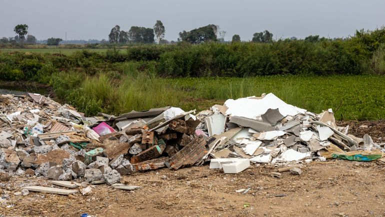 Ils déversaient des tonnes de déchets illégalement en France : c'est le début du procès à Lille