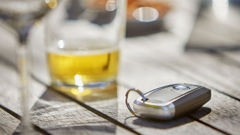 Retrait de permis dès 1,2 g d'alcool dans le sang : testez votre alcoolémie avec notre outil interactif