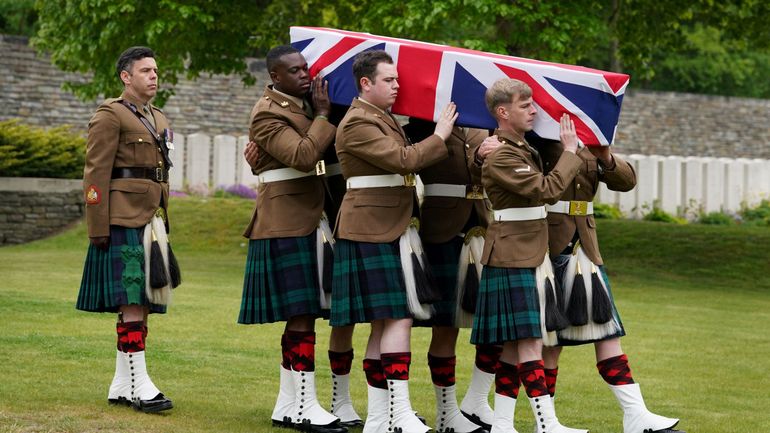 France : deux soldats écossais de la Grande Guerre enterrés, en présence de la princesse Anne