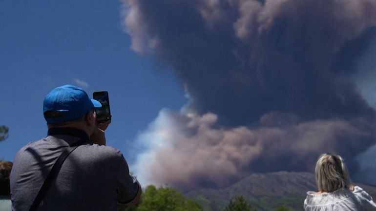 L'Etna en éruption : un immense panache de cendres et de gaz