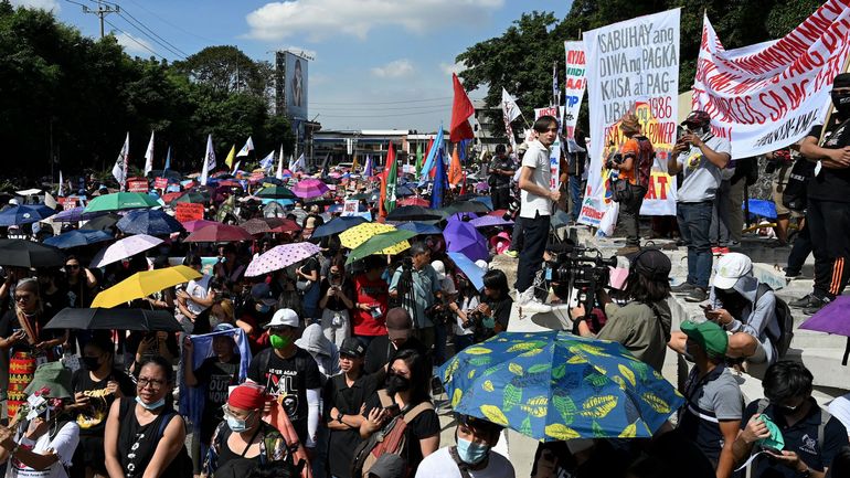 De nombreux Philippins célèbrent le 37e anniversaire de la révolution contre l'ancien dictateur Marcos