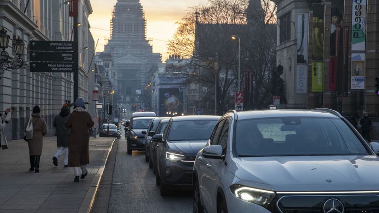 Bruxelles : la ministre Elke van de Brandt veut envoyer les véhicules trop bruyants au contrôle technique