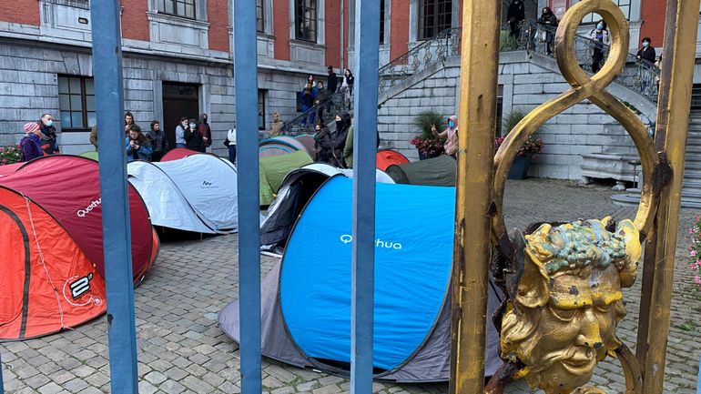 Des squatteurs campent dans la cour d'honneur de l'hôtel de ville de Liège