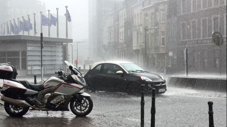 Météo en Belgique : la dépression Kirk va déverser des litres d'eau sur notre pays ce mercredi, avec un avertissement orange sur plusieurs provinces