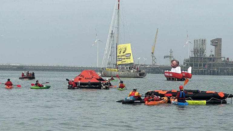 Des activistes de Greenpeace bloquent toujours le terminal gazier de Zeebrugge