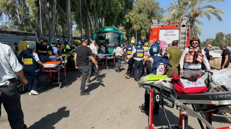 Israël : un camion percute une station de bus, 