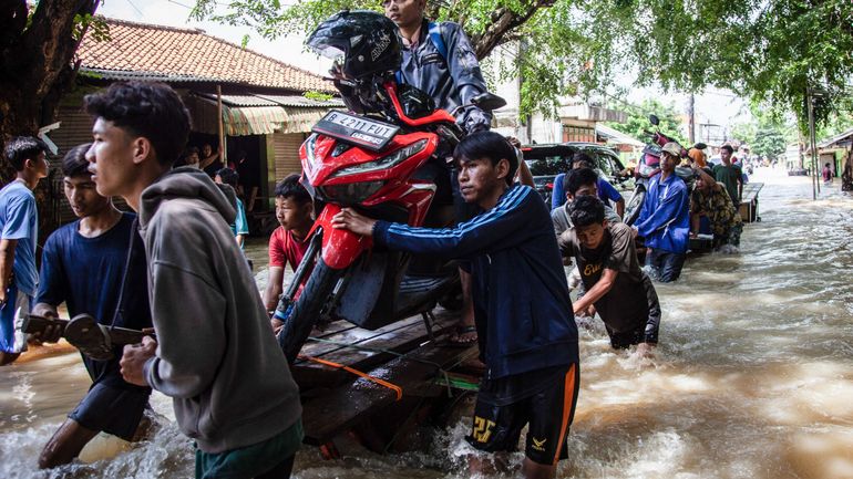 Pour contrer les pluies torrentielles, l'Indonésie ensemence les nuages à Jakarta