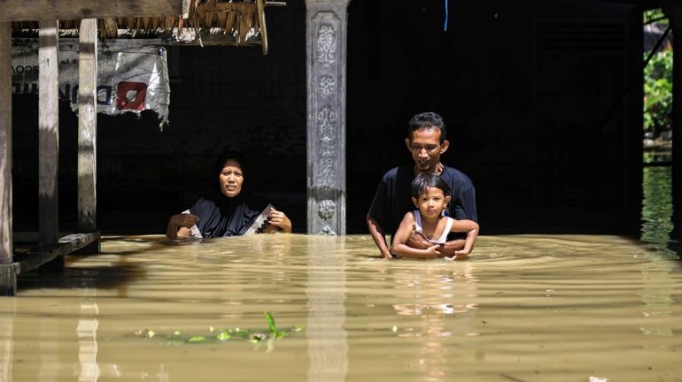Indonésie : des milliers d'habitants de Sumatra évacués suite à des inondations imputées à la déforestation