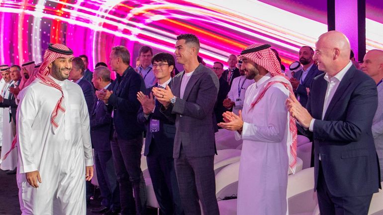 Matches en hiver, jeu de maître de Gianni Infantino, respect des droits de l’homme : les questions sur l’Arabie saoudite et la Coupe du monde 2034