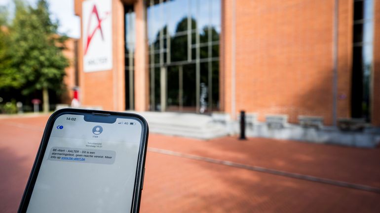 BE-Alert : l'alerte par SMS a été testée dans 237 communes, des messages peuvent être diffusés via des panneaux d'information