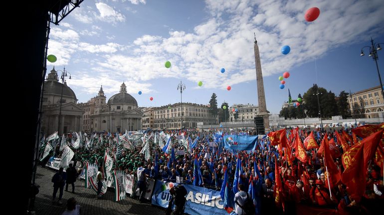 Italie : des milliers de salariés de Stellantis en grève manifestent dans plusieurs villes