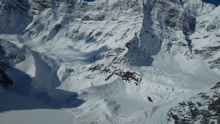 Trois morts et quatre blessés dans une avalanche au Canada