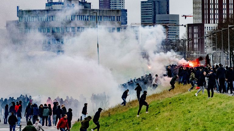 Pays-Bas : 64 arrestations en marge de la rencontre Feyenoord-Ajax